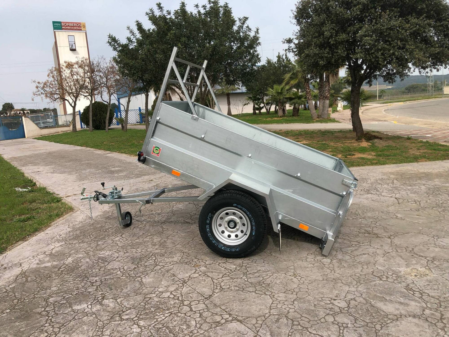 Remolque basculante por inercia todo terreno con freno